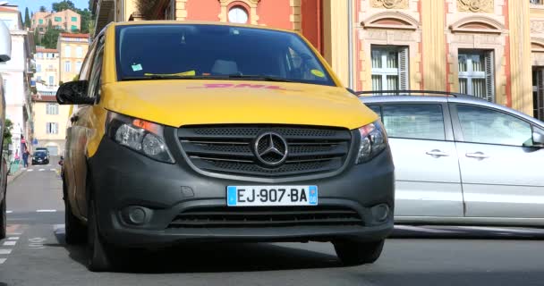 Menton Frankrijk Januari 2020 Gele Mercedes Benz Vito Dhl Delivery — Stockvideo