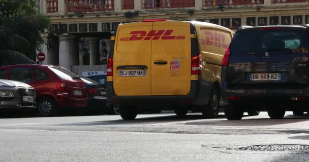 Menton Γαλλία Ιανουαρίου 2020 Κίτρινη Mercedes Benz Vito Dhl Φορτηγό — Αρχείο Βίντεο