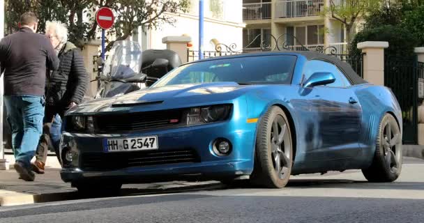 Menton Francja Stycznia 2020 Chevrolet Camaro Cabriolet New Riverside Blue — Wideo stockowe