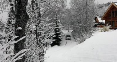 Crots, Fransa - 26 Ocak 2020: Renault Grand Scenic French Car Driving on Snow Mountain Country Road with Crots, Hautes-Alpes, French Alps, France, Europe - Dci 4k Karlı Dağ Yolu