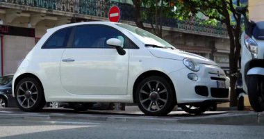 Menton, Fransa - 23 Ocak 2020: Güzel Küçük İtalyan Otomobili, Beyaz Fiat 500 (Side View) Fransa 'nın Menton Caddesi' ne park etti. Kapat - Dci 4k Çözünürlüğü