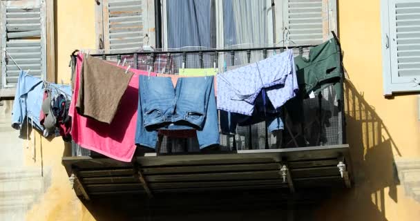 Çamaşırhane Bir Balkonda Kurutuluyor Eski Gorbio Kasabası Tipik Fransız Köyü — Stok video