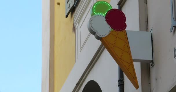 Cartel Neón Cono Helado Iluminado Pared Una Tienda Helados Francia — Vídeo de stock