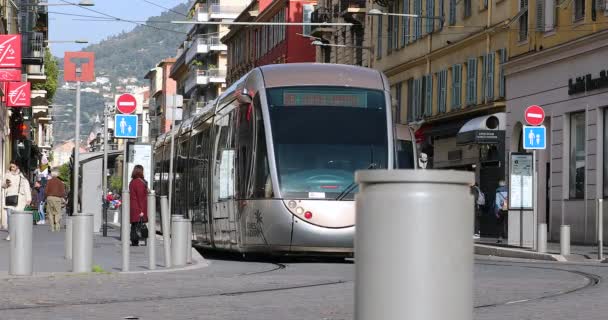 2020年2月3日 司机在法国里维拉市中心的加里波第车站控制现代漂亮的电车 关闭视图 Dci 4K视频 — 图库视频影像