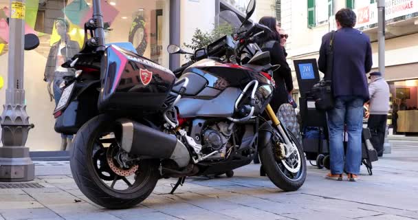 イタリア 2020年2月7日 黒と赤のカラビニエリアプリリア カポナード1200 Absのオートバイ 限定版25オートバイ イタリアのサン レモ通りで駐車 ヨーロッパ サイドビューを閉じる — ストック動画
