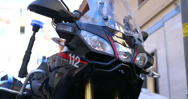 イタリア 2020年2月7日 カラビニエリ アプリリア カポナード1200 Absバイク 限定版25台の警察オートバイ イタリアのサン レモ通りで駐車 ヨーロッパ — ストック動画