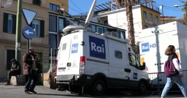 San Remo, İtalya - 7 Şubat 2020: RAI TV Mobil Satellite Television Trucks, Italian Radiotelevisione Italiana, Iveco Daily Large Van Park San Remo Caddesi, İtalya - DCi 4K Video