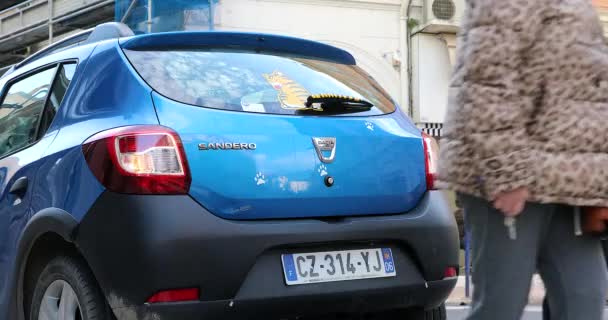 法国门顿 2020年1月23日 蓝色Dacia Sandero子小型车 后视镜 停在法国门顿街 Street Menton 法国里维拉 Dci — 图库视频影像