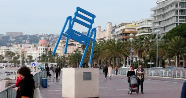 Nice França Fevereiro 2020 Escultura Cadeira Azul Símbolo Nice Pessoas — Vídeo de Stock