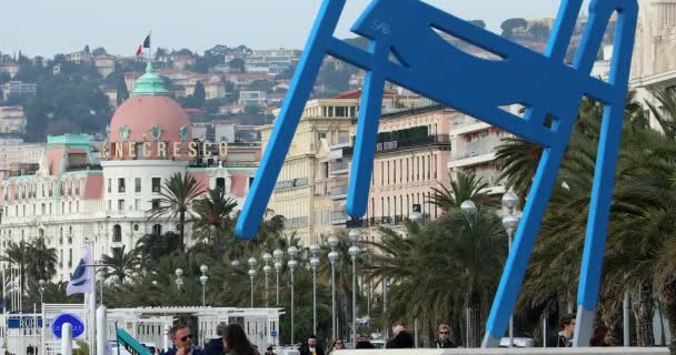 2020年2月6日 Negresco酒店和棕榈树后面的蓝色椅子 美丽的城市景观的散步Des Anglais与象征尼斯在法国里维拉 — 图库视频影像