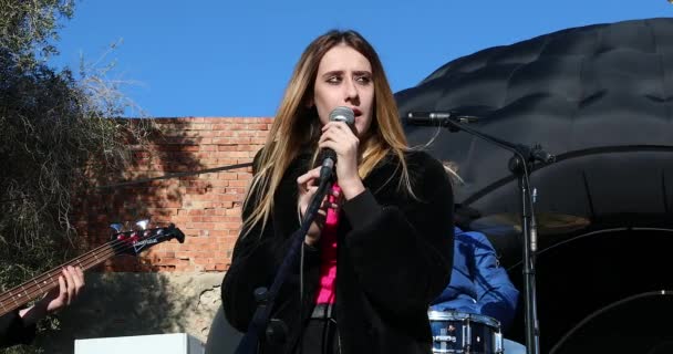 San Remo Włochy Lutego 2020 Girl Singing Microphone Grupa Nastolatków — Wideo stockowe