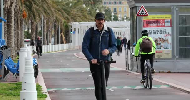Nice Frankrijk Februari 2020 Fietsen Elektrische Scooter Promenade Des Anglais — Stockvideo