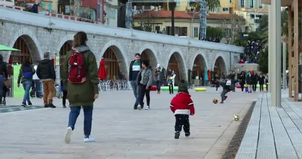 Menton Francie Února 2020 Rodiče Děti Kráčející Promenádě Neděle Pláži — Stock video