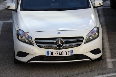 Monte-Carlo, Monako - 17 Mart 2019: Güzel Mercedes-Benz A sınıfı Monte-Carlo Kumarhanesi 'nin önüne park etti. Görüntüyü Kapat 
