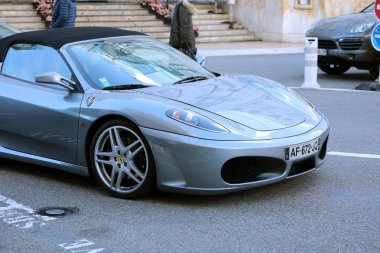 Monte-Carlo, Monaco - 17 Mart 2019: Avrupa 'nın Fransız Riviera' sında Monte-Carlo kumarhanesinin önünde lüks bir Ferrari F430 Spider kullanıyor. Görüntüyü Kapat