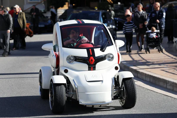 Monte Carlo Mónaco Marzo 2019 Joven Conduce Lujoso Renault Twizy Fotos de stock libres de derechos