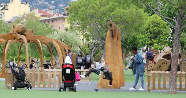 Nice Fransa Mayıs 2019 Bebekler Anneleriyle Parkta Sallanıyor Gezinti Güvertesi — Stok video