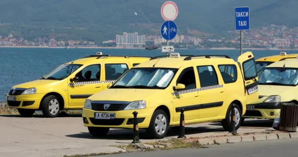 Несебр Болгария Августа 2019 Года Row Dacia Logan Yellow Cabs — стоковое видео