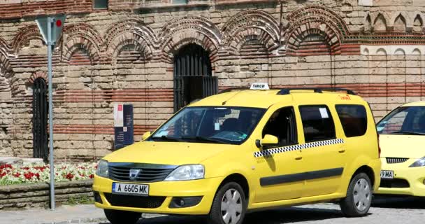 Nesebar Bulgarien Augusti 2019 Gul Dacia Logan Taxi Gamla Stan — Stockvideo