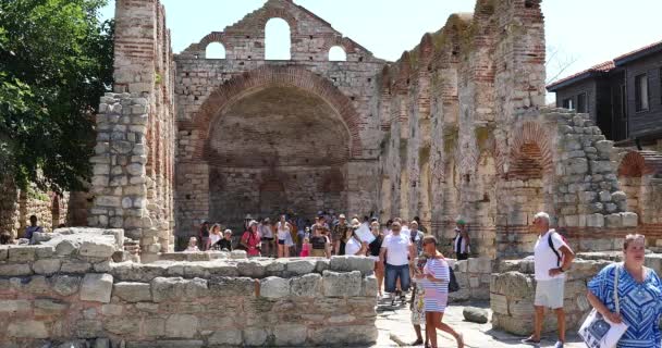 Nesebar Bułgaria Sierpnia 2019 Wielu Turystów Odwiedzających Ruiny Zabytkowego Kościoła — Wideo stockowe