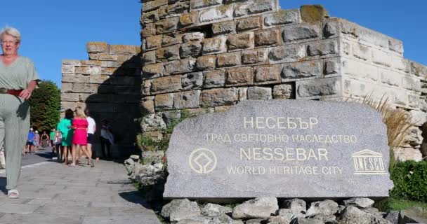 Nesebar Bulgarien Augusti 2019 Stenplatta Med Graverade Ord Nessebar Unesco — Stockvideo