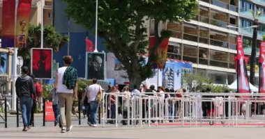 Cannes, Fransa - 14 Mayıs 2019: Palais Des Festivallerine Katılmak İçin Kuyruğa Girenler De La Croisette, Fransa, Fransız Riviera, Avrupa - Dci 4k Video