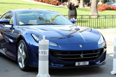 Monte-Carlo, Monaco - 20 Haziran 2019: Güzel Mavi Ferrari F12 Berlinetta Supercar Monte-Carlo Kumarhanesi 'nin önüne park etti. Ön Görünümü Kapat