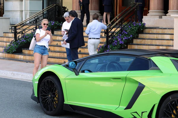 Monte Carlo Monako Června 2019 Žena Fotografuje Zelené Lamborghini Aventador — Stock fotografie