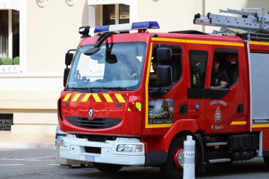 Monte-Carlo, Monaco - 20 Haziran 2019: Monte-Carlo Kumarhanesi önünde Kırmızı İtfaiye Aracı Sürücüsü Renault Midlum. Ön Tarafı Kapat Görünümü