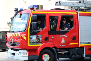 Monte-Carlo, Monaco - 20 Haziran 2019: Avrupa 'daki Monte-Carlo kumarhanesinin önünde Kırmızı İtfaiye Aracı Sürücüsü Renault Midlum. Yan Görünümü Kapat