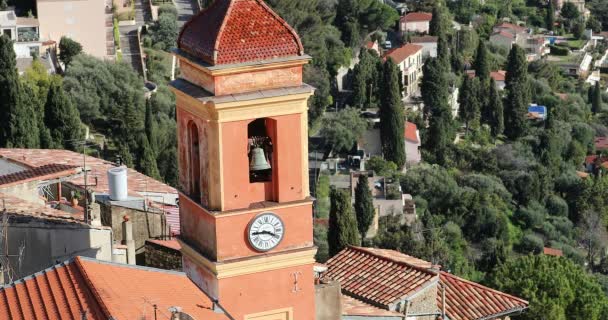 法国南部有时钟的典型教堂钟楼的空中景观 法国阿尔卑斯山脉的法里维埃拉 Dci 4K解析度 — 图库视频影像