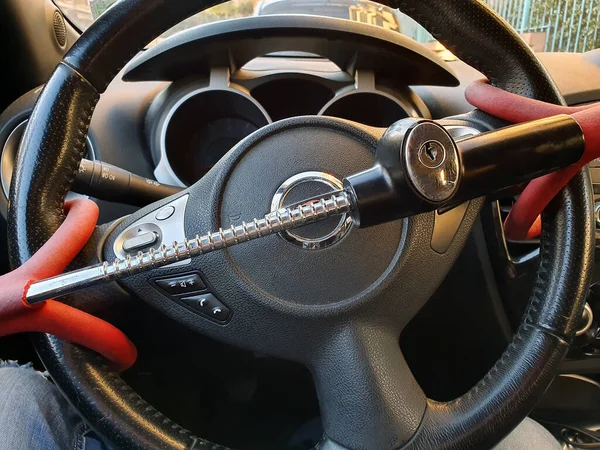 Pencurian Mobil Setir Wheel Lock Keamanan Mobil Black Red Colors Stok Gambar