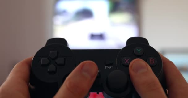 Oyun Konsolu Kumandanı Televizyonunda Araba Yarışı Oynayan Adam Oyuncu Konsepti — Stok video