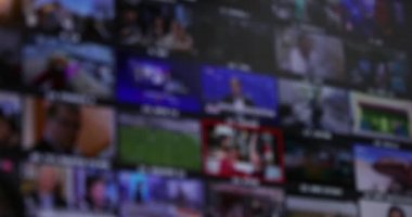 Televizyon kanallarının mozaiği, televizyonda birçok küçük resim arasında seçim yapmak. Bulanık arka plan. Görüntüyü Kapat - DCi 4K Çözünürlüğü