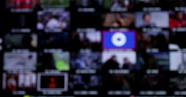 Televizyon kanallarının mozaiği, televizyonda birçok küçük resim arasında seçim yapmak. Bulanık Arkaplan - DCi 4K Çözünürlüğü
