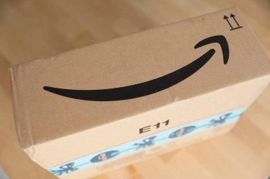Roquebrune-Cap-Martin, Fransa, 3 Kasım 2018: Amazon 'un Ok veya Gülümseme Logosu Amazon Prime' dan gelen bir paketin karton kutusunda, Yakın Görüş