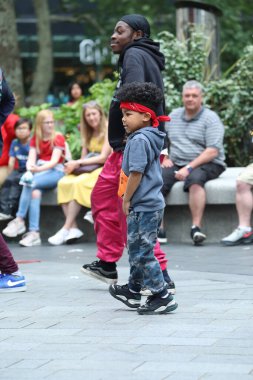 London, UK, 31 Mayıs 2019: Little Boy Breakdance On the Street, Hip Hop Street Dance Moves In Leicester Square In London Seyircilerle Break Dancer Street Performanslarını İzliyor
