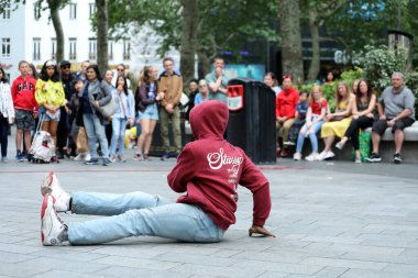 Londra, İngiltere, 31 Mayıs 2019: Londra 'daki Leicester Meydanı' nda Hip Hop Street Dance Moves with Seyirci Break Dancer Street Performanslarını izledi. Görüntüyü Kapat 