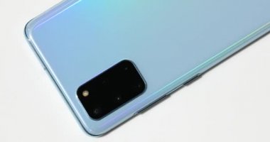 Paris, Fransa - 14 Mayıs 2020: Samsung Galaxy S20 + Arka Dörtlü Kameralar, Mavi Modern Akıllı Telefon. Görüntüyü Kapat / Makro Görünüm - DCi 4K Çözünürlüğü