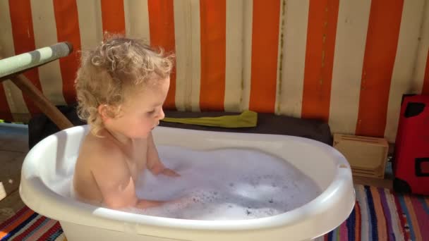 Adorable Blond Little Boy Sitting Baby Bath Balcony Bermain Dengan — Stok Video