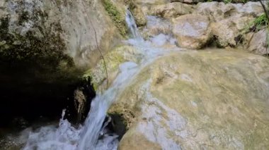 8K Dağlık Nehir Suyu Kayaların Üzerinden Akıyor Fransız Alplerinde, Avrupa - 8K UHD (76804320)