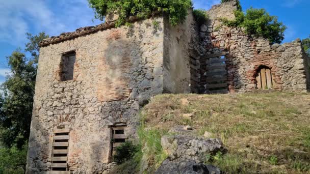 フランスアルプスのRoquebrune Cap Martin Villageに位置するProvence山のタイムラプスにある8K Ruined Stone House Uhd 7680 4320 — ストック動画