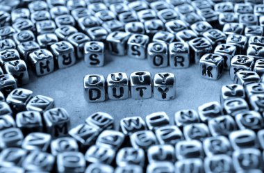 Sözcük görevi mavi yüzeydeki metal küplerle yapılır