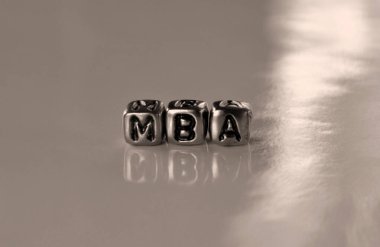 MBA - İş Yönetimi Ustası - Metal bloklardan gelen kelime - parlak arkaplanda konsept sepia ton fotoğrafı