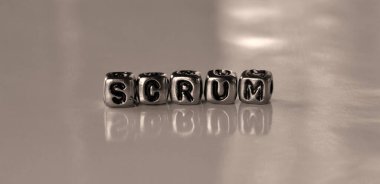 Scrum - metal bloklardan kelime - parlak arkaplanda konsept sepia ton fotoğrafı