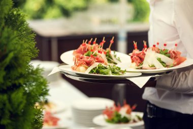 Garson farklı lezzetli İspanyol meze ile