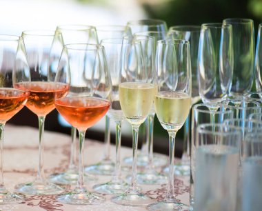 Restorandaki boş bardakların resmini kapat.