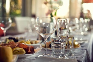 Restorandaki boş bardakların resmini kapat.