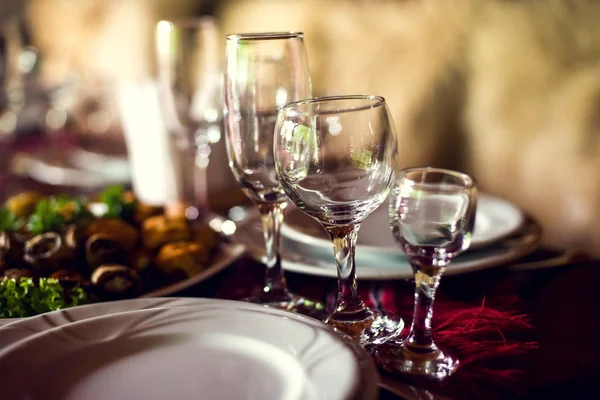 Zamknij zdjęcie pustych szklanek w restauracji — Zdjęcie stockowe