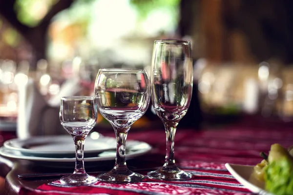 Photo rapprochée de verres vides dans le restaurant — Photo